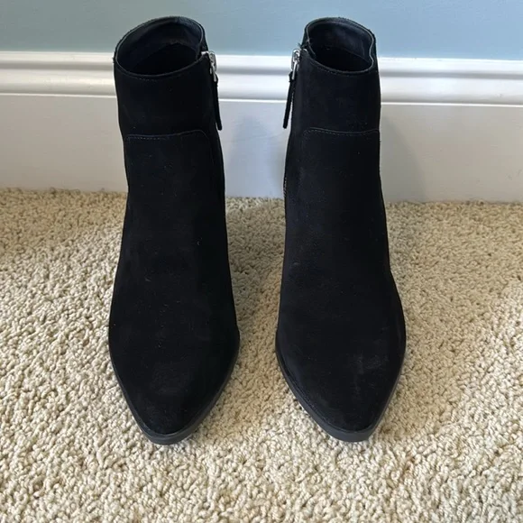 Lisa Vicky Black Genuine Suede Sunny-V Pointed Toe Block Heel Booties Sz 7.5 - Picture 2 of 8